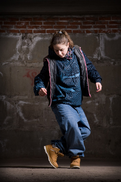 Hip hop dancer in modern style over brick wall - Foto, imagen