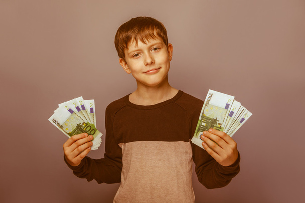 Dospívající chlapec Evropského vzhledu deset let drží chuchvalec mone - Fotografie, Obrázek
