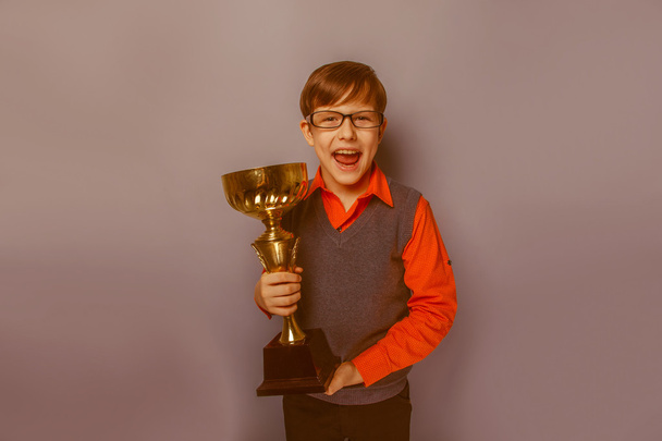 Garçon européen de dix ans dans des lunettes tenant une tasse
, - Photo, image
