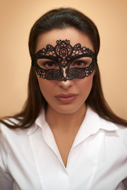 Closeup of a woman in lacy mask - Foto, afbeelding