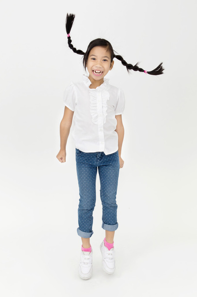 Portrait de fille mignonne asiatique sautant avec sourire visage
 - Photo, image