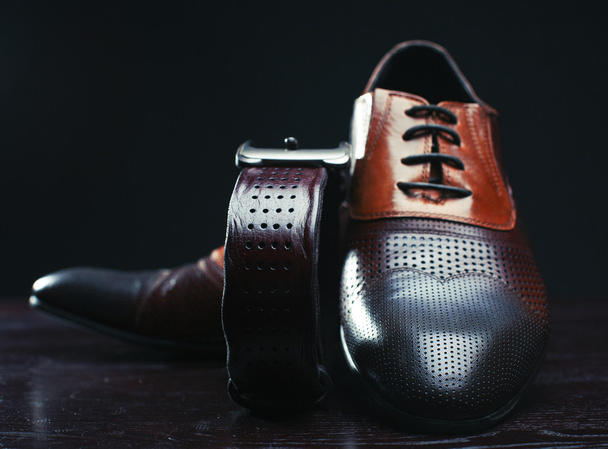 klassinen ruskea kengät ja vyö puinen pöytä
 - Valokuva, kuva