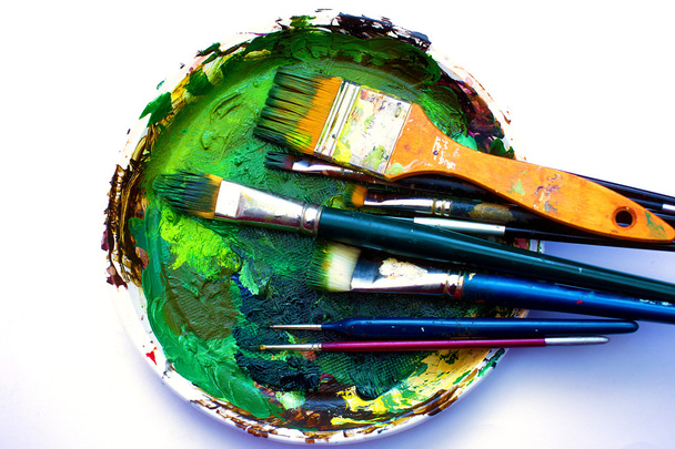Pinceaux de peinture à la palette de peinture avec des couleurs sur un fond blanc - Photo, image