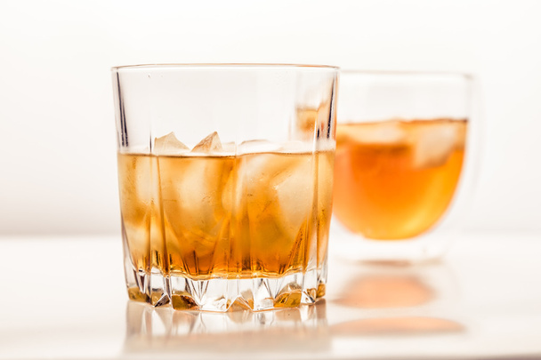 Two different glasses of whiskey - Φωτογραφία, εικόνα