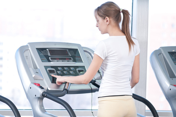 Young woman at the gym exercising. Running - Foto, imagen