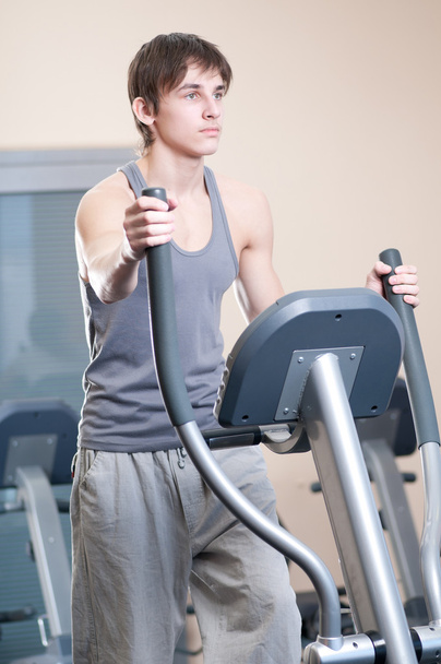 Young man at the gym exercising. Running - Foto, afbeelding