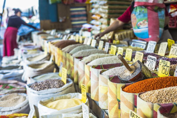 Vivido orientale mercato asiatico centrale con borse piene di vari sp
 - Foto, immagini