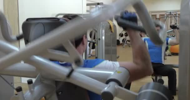 Homem tendo treino na máquina de exercícios moderna
 - Filmagem, Vídeo
