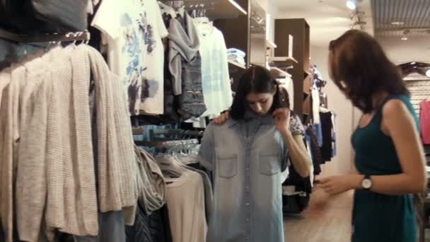 Chica elige vestido de mezclilla
 - Metraje, vídeo