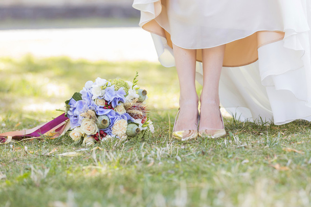 Sposa in abito da sposa bianco preparare al suo matrimonio in piedi n
 - Foto, immagini