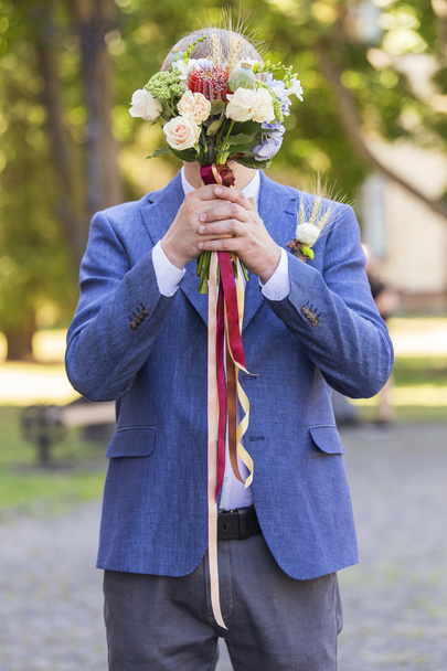 novio en traje de novia azul preparándose para su boda celebración en
 - Foto, Imagen
