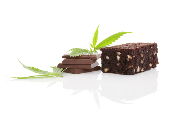 Cannabis-Schokolade und Brownie. - Foto, Bild