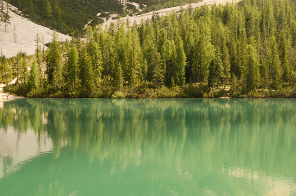 Lago fantástico com reflexo de montanhas
 - Foto, Imagem