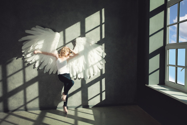 Mulher anjo branco no fundo
 - Foto, Imagem