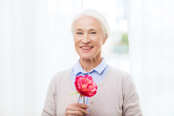 happy smiling senior woman with flower at home - Φωτογραφία, εικόνα