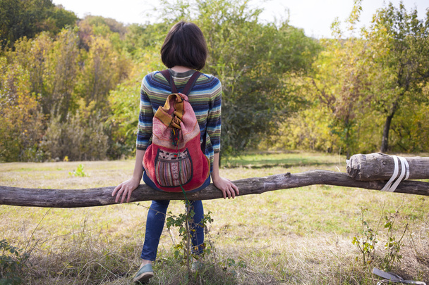 La fille avec le sac à dos reposant dans la forêt
. - Photo, image