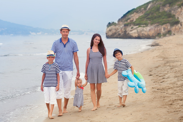 Portrait de Happy belle famille près de la mer
 - Photo, image