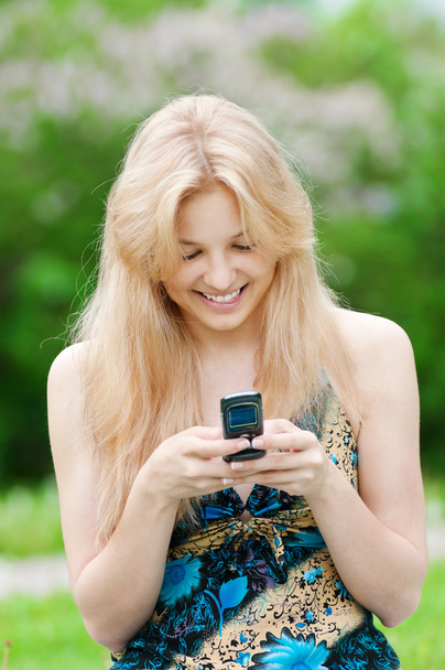 Woman texting on mobile phone - Foto, Bild