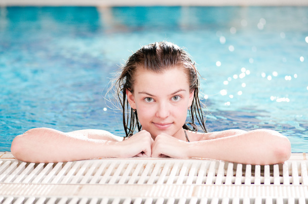 Beauty woman in swimming pool - Foto, imagen