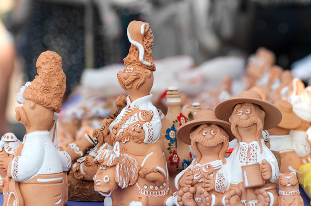 dekorativní hliněné figurky na trhu - Fotografie, Obrázek