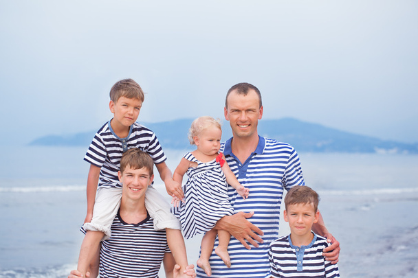 Ritratto di Felice bella famiglia vicino al mare
 - Foto, immagini