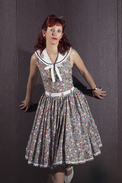 vrouw in vintage stijl kleding - Foto, afbeelding