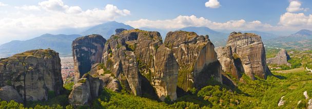 Grupa ogromne skały w pobliżu miejscowości Kalambaka w Meteory, Grecja - Zdjęcie, obraz