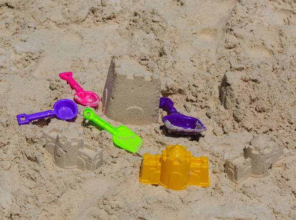 Crianças brinquedos na praia tropical
 - Foto, Imagem