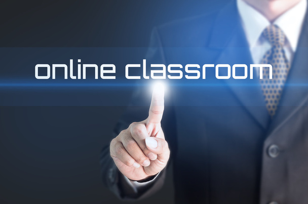 ein Geschäftsmann hält ein weißes Schild mit der Botschaft im Online-Klassenzimmer - Foto, Bild