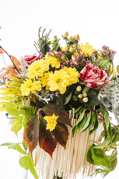 floral arrangement with flowers and leaves - Foto, afbeelding