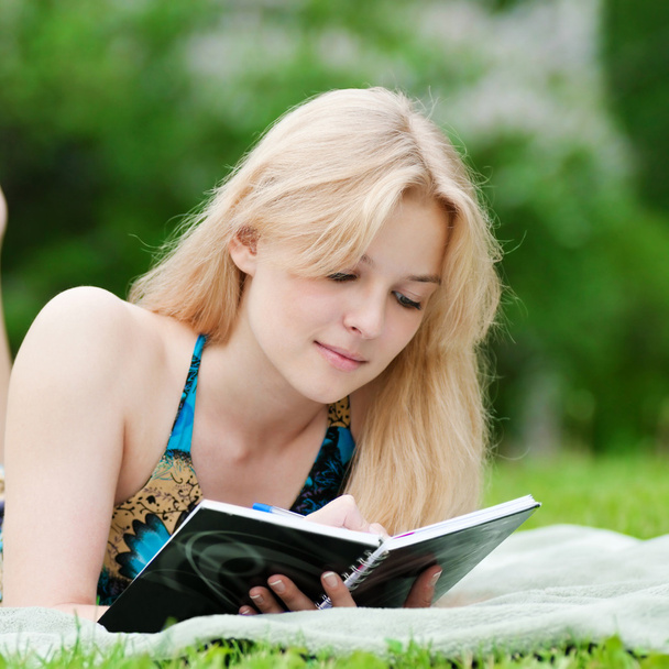 Beautiful young woman read book - Foto, Bild