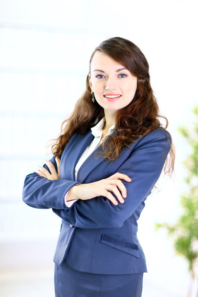 Retrato de una linda joven mujer de negocios sonriendo, en un ambiente de oficina - Foto, Imagen