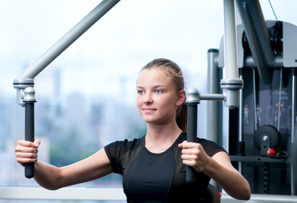 Young woman at the gym exercising - Fotoğraf, Görsel