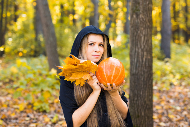 Turuncu kabak tutan Halloween cadı - Fotoğraf, Görsel