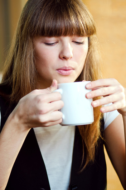 Woman sitting in a cafe with a coffe - Foto, afbeelding