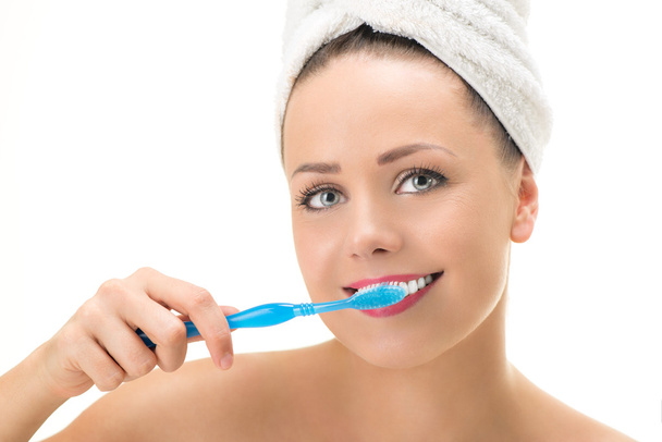 meisje poetsen tanden - Foto, afbeelding