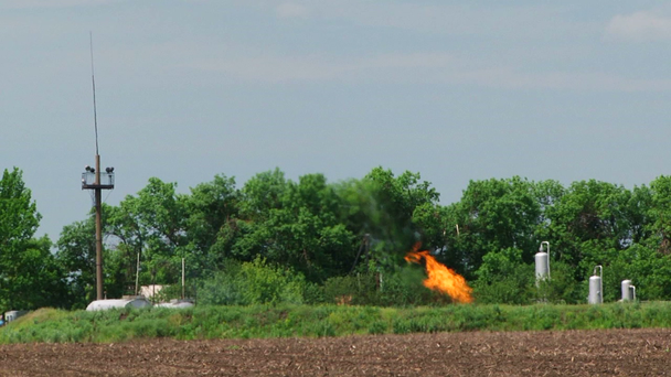 спалювання запасів природного газу в нафтовому свердловині
 - Кадри, відео