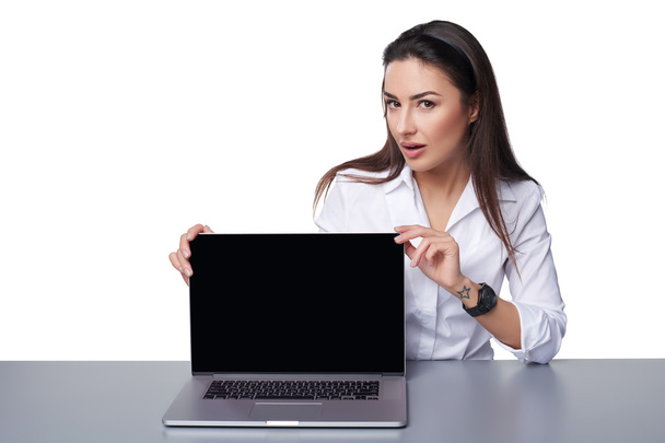 Femme d'affaires montrant écran d'ordinateur portable noir
 - Photo, image