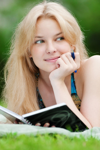 Beautiful young woman read book - Foto, Imagen