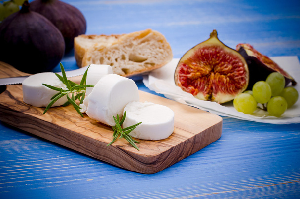 Goat cheese with ripe figs and grapes - Photo, Image