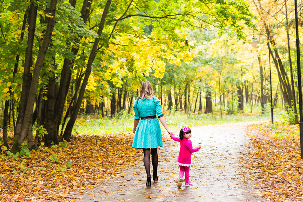 madre feliz con su hija para un paseo en el parque de otoño
 - Foto, imagen