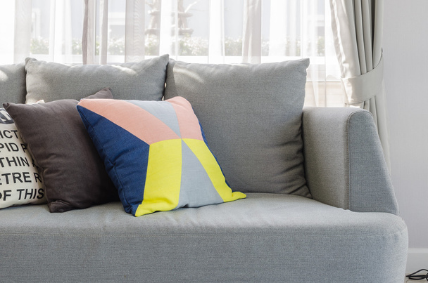 cuscini colorati sul moderno divano grigio in soggiorno
 - Foto, immagini