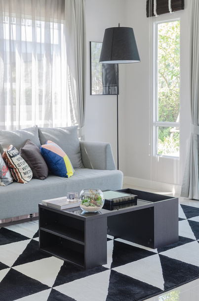 Bunte Kissen auf modernem grauen Sofa im Wohnzimmer - Foto, Bild