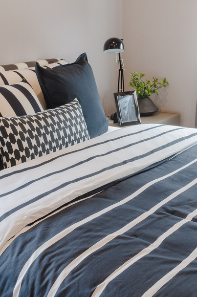 zwarte en witte kussens en dekens op bed - Foto, afbeelding