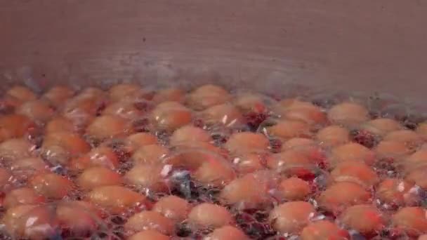 kleine wrongel donuts gebakken in de pan met olijfolie. 4k - Video