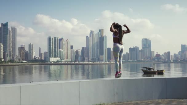 スポーツをしている5人の女性がトレーニングを終え、喜びのためにジャンプする - 映像、動画