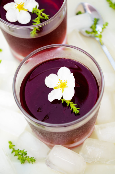 Red wine jelly with white flowers and ice - Photo, Image