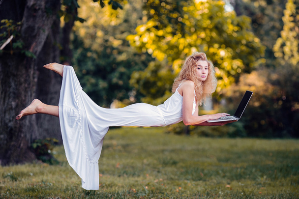 meisje levitates met laptop - Foto, afbeelding