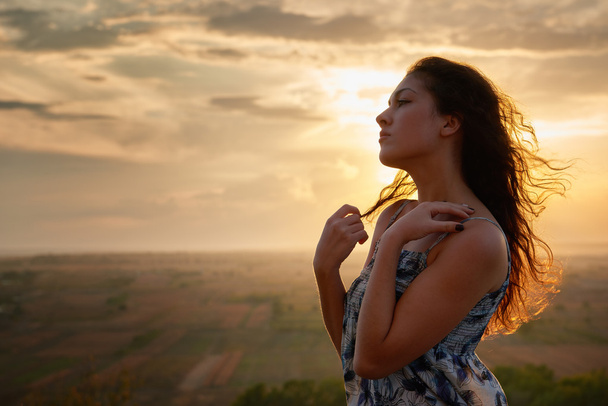 дівчина портрет на заході сонця на звичайному фоні
 - Фото, зображення