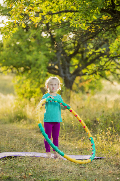 girl with hoop - Foto, Bild